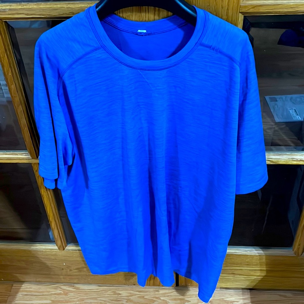 Pre-Owned Men’s short sleeve shirt size XL not 100%, tag size is missing.